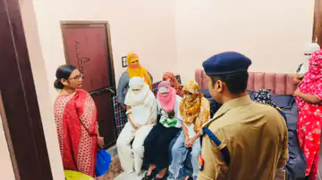 वाराणसी का सनसनीखेज मामला: BHU हैदराबाद गेट पर होमस्टे की आड़ में सेक्स रैकेट, एसीपी गौरव कुमार ने 17 लोगों को गिरफ्तार किया