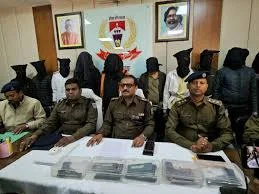 झारखंड हजारीबाग में कुख्यात राहुल दुबे गिरोह के 10 अपराधी गिरफ्तार कई हथियार बरामद-1.webp