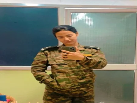 बॉर्डर2 में वरुण धवन की एक्टिंग से प्रभावित हुईं पूर्व मेजर खुशबू पाटनी पुरानी सैन्य यादें हु...webp