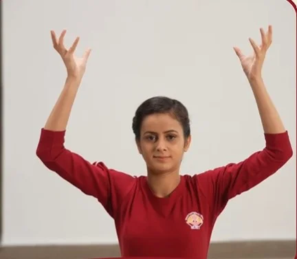 फ्लावर क्लैप के अभ्यास से बढ़ाएं अपनी एकाग्रता और शारीरिक ऊर्जा बच्चों एवं बड़ों के लिए है अत्य...webp