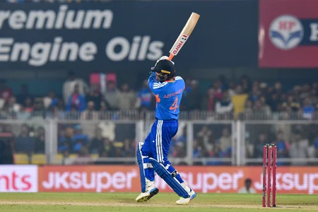 मोहम्मद कैफ ने अभिषेक शर्मा की तूफानी बल्लेबाजी को क्रिस गेल के आक्रामक अंदाज से भी बेहतर बता...webp