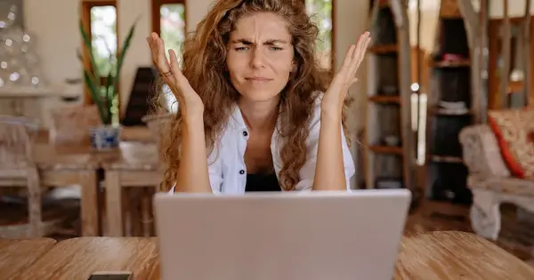Frustrated stock trader meditating- शेयर बाजार में मानसिक थकान: FOMO, डर और लालच से बाहर निकलने की रियल साइकोलॉजिकल गाइड