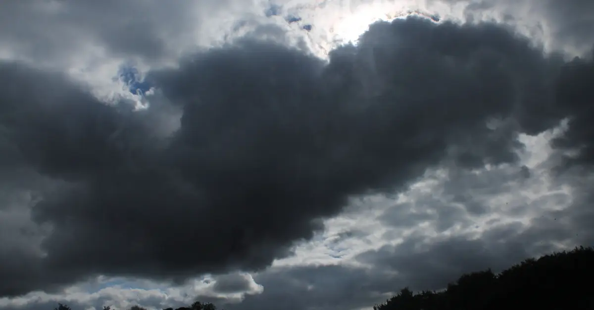 ⛈️ हिमाचल पर टूटा आसमानी कहर: 44 मौतें, 390 सड़कें बंद, टनल में फंसे सैकड़ों यात्री