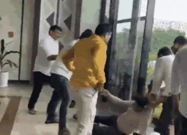 रत्नाकर साहू: खुलेआम भुवनेश्वर नगर निगम के अधिकारी की पिटाई, पुलिस ने 3 को लिया हिरासत में!