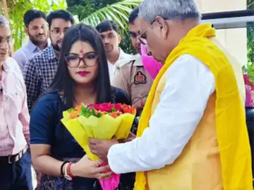 PCS अधिकारी स्वाति गुप्ता और मंत्री ओपी राजभर