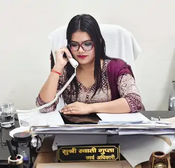 PCS अधिकारी स्वाति गुप्ता का फेसबुक लाइव: मिलने की शर्त और सुंदरता के राज ने सोशल मीडिया पर मचाया तहलका!